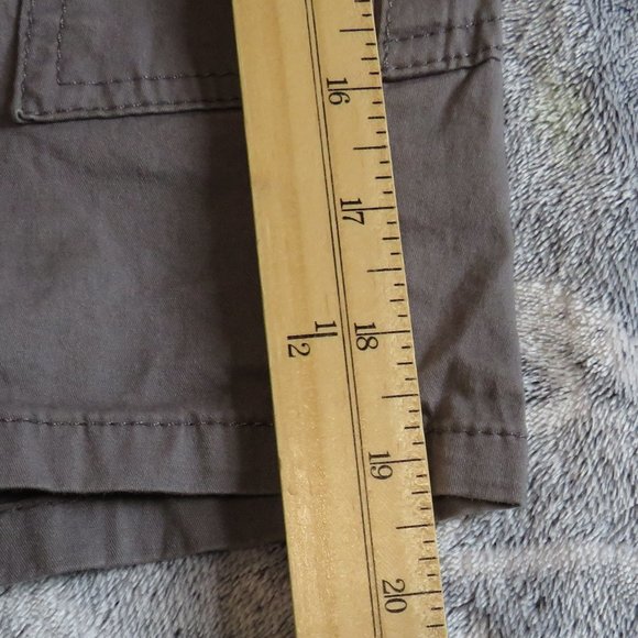 Lee* Women's 1.5" Belt Loop Multipocketed Midrise Cargo Shorts~ Size (14) Medium - Picture 9 of 12